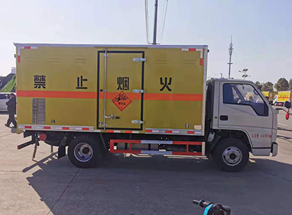 土默特右爆破器材运输车工人安全操作规范与智能技术保障